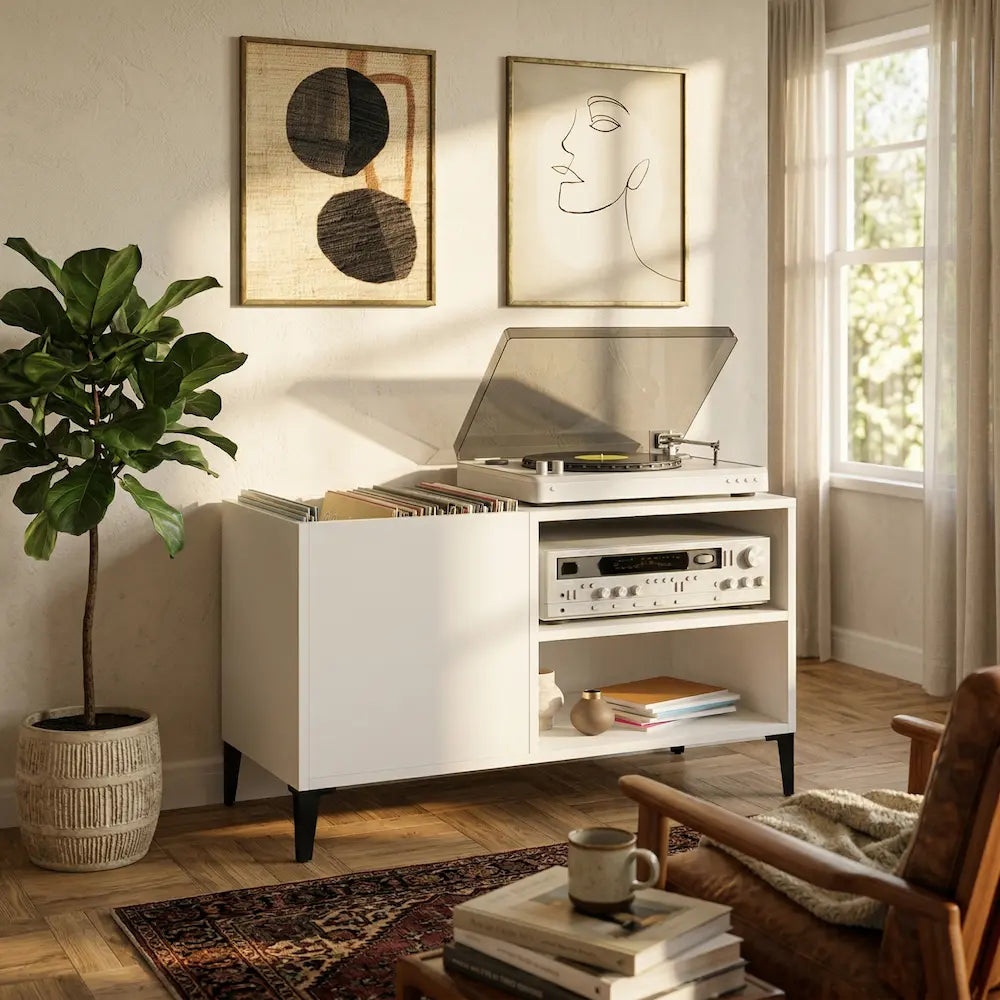 meuble vinyle en bois blanc brillant aux dimensions 84,5 x 38 x 48 cm dans salon moderne vintage