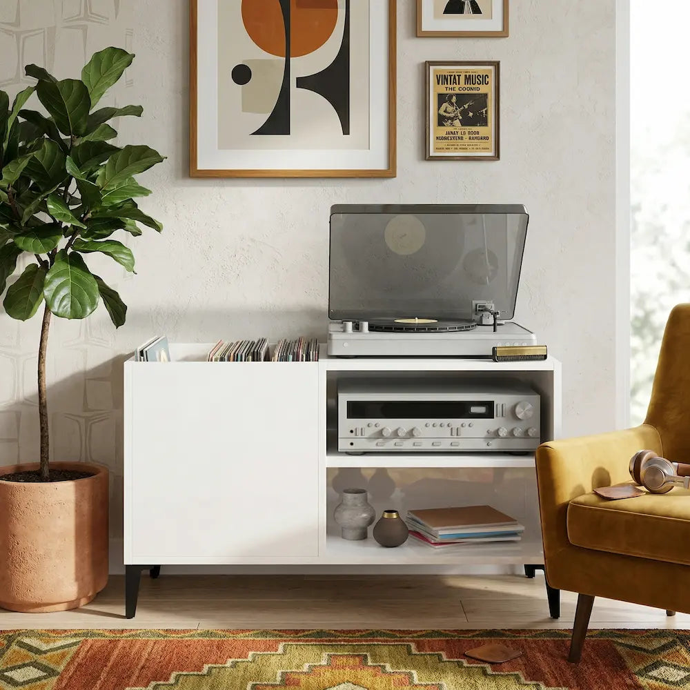 meuble vinyle en bois blanc brillant aux dimensions 84,5 x 38 x 48 cm dans salon vintage