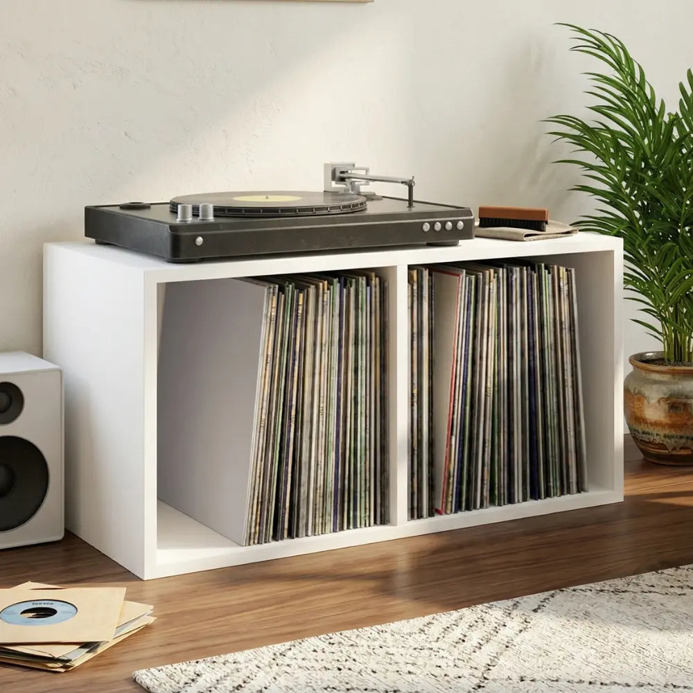 meuble vinyle en bois blanc aux dimensions 71 x 34 x 36 cm dans salon