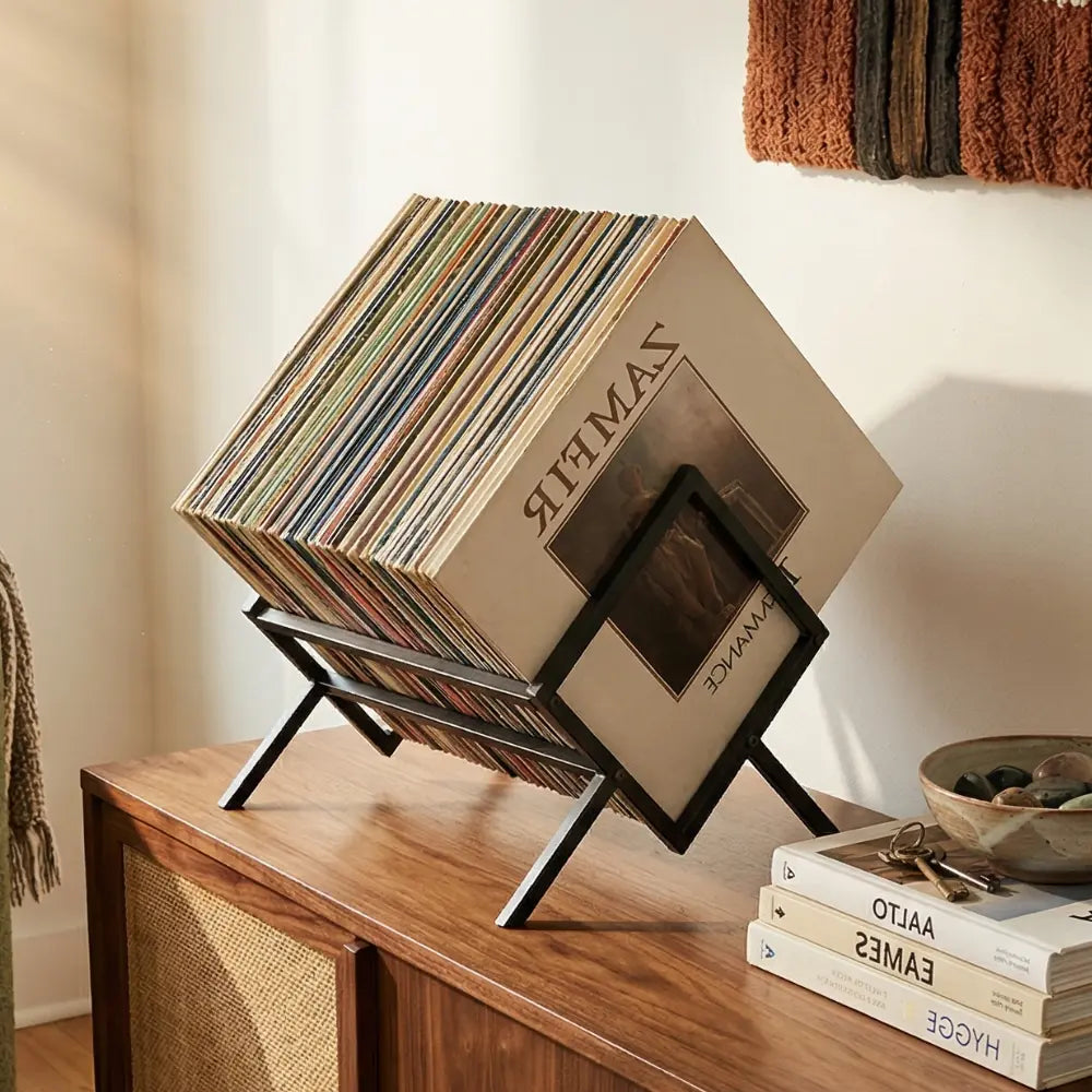 rangement vinyle en métal sur buffet dans salon moderne vintage